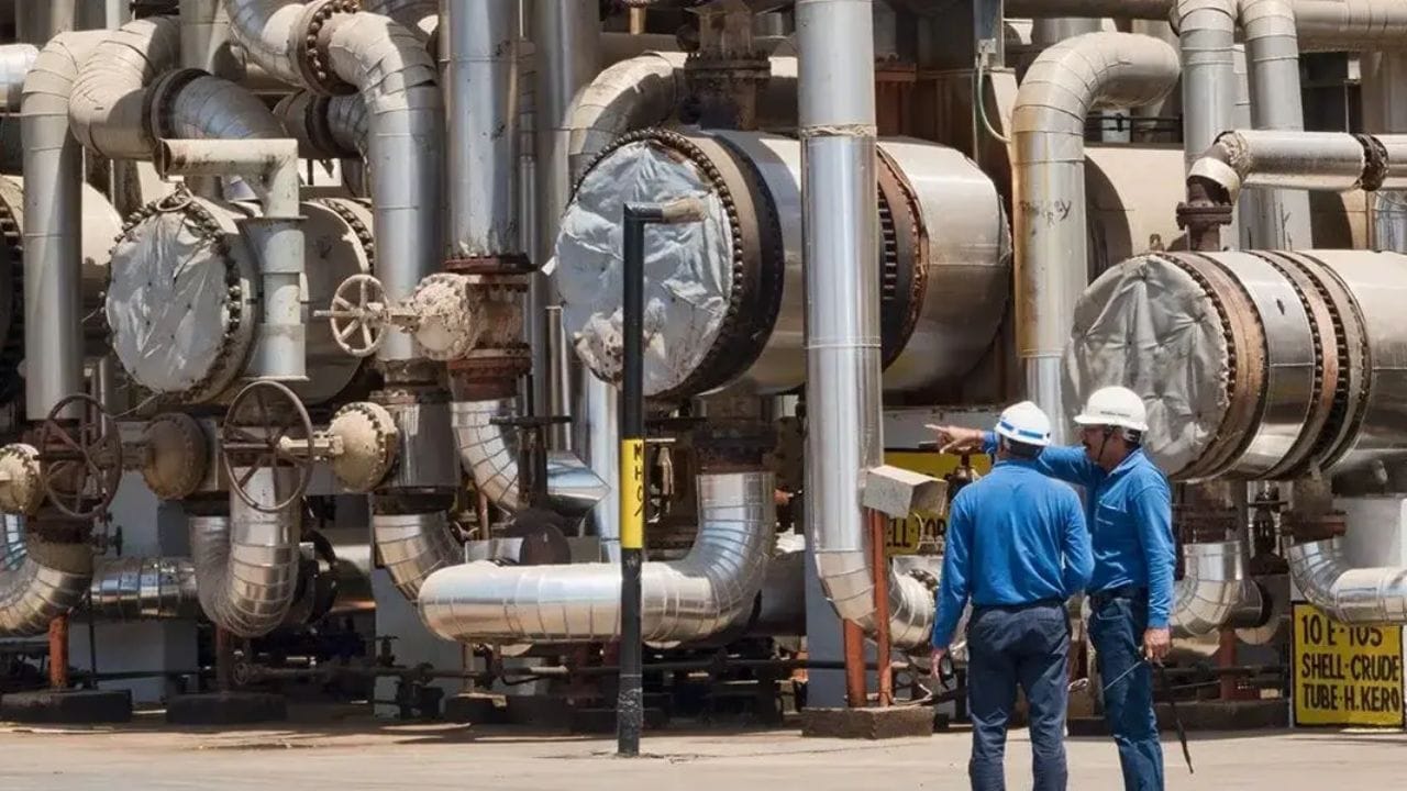 એક તરફ ઈરાન અને ઈઝરાયેલ વચ્ચે વધતા તણાવને કારણે આંતરરાષ્ટ્રીય બજારમાં કાચા તેલની કિંમતો આસમાને પહોંચી છે, ત્યારે ભારતના ઈંધણ બજાર માટે એક ચિંતાજનક સમાચાર સામે આવ્યા છે. મળતી માહિતી મુજબ, ગુજરાતમાં આવેલી દેશની એક મોટી ખાનગી રિફાઇનરી આગામી 35 દિવસ માટે સંપૂર્ણપણે બંધ રહે, તેવી શક્યતા છે.