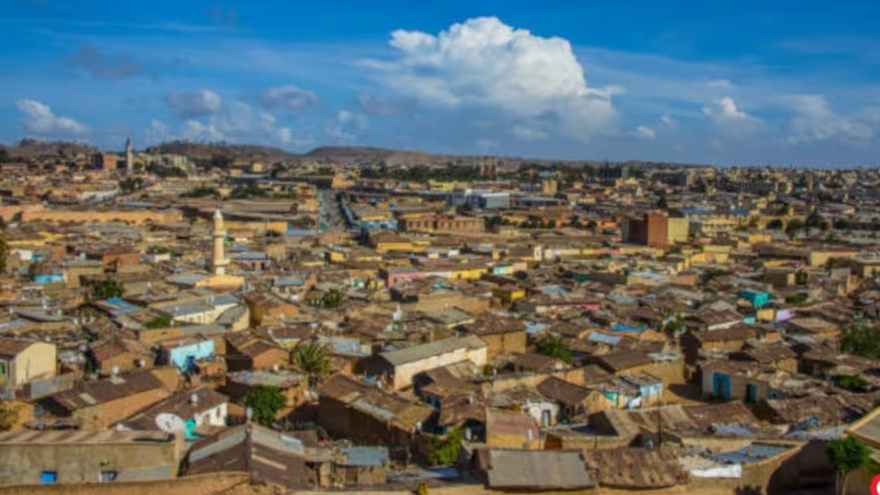 જોકે કેટલાક ઈન્ટરનેટ કાફે છે, જોકે તે પણ કડક નિયમોને આધીન છે. મોટાભાગના લોકો પાસે ઈન્ટરનેટ ઍક્સેસ કરવા માટે સક્ષમ પર્સનલ કમ્પ્યુટર કે સ્માર્ટફોન નથી. આ જ કારણ છે કે આ દેશમાં ડિજિટલ વિશ્વ અને રોજિંદા જીવન વચ્ચે એક વિશાળ અંતર રહે છે. (ફોટો ક્રેડિટ-સોશિયલ મીડિયા)