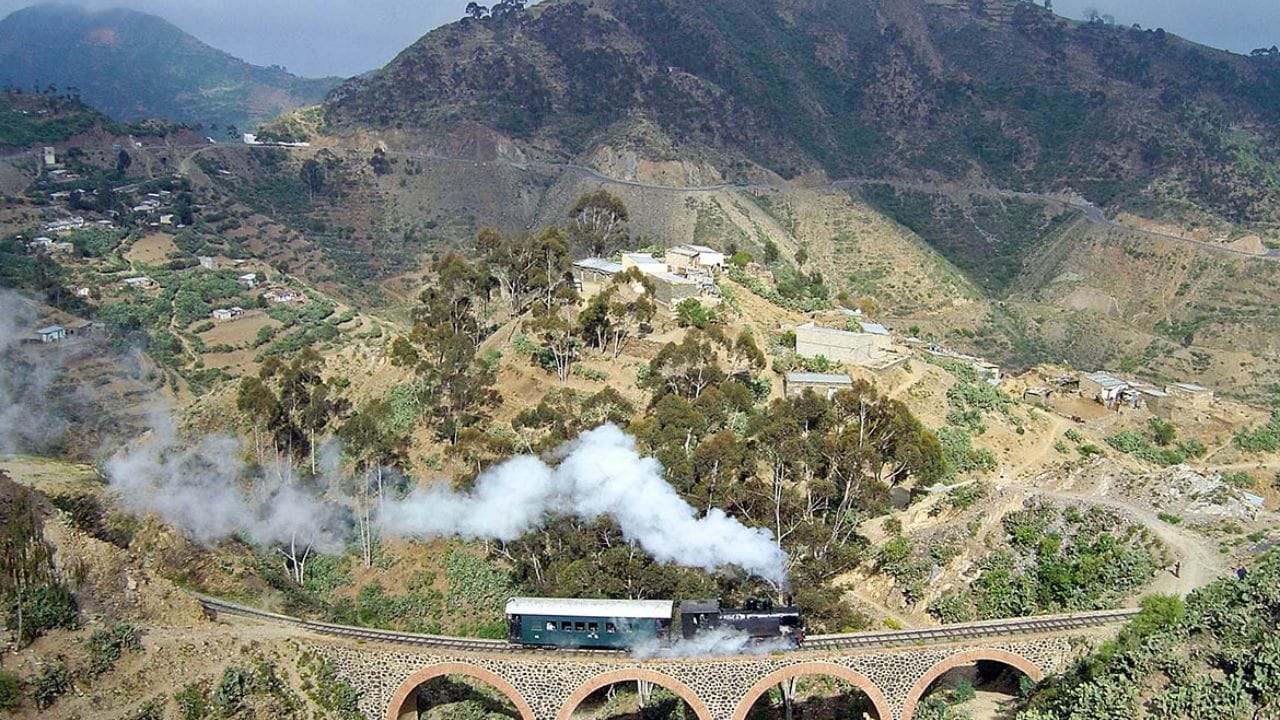 ઈન્ટરનેટનો અભાવ શિક્ષણ, વ્યવસાય અને સંદેશાવ્યવહાર પર સીધી અસર કરે છે. વિદ્યાર્થીઓને ઓનલાઈન શિક્ષણ સંસાધનોની ઍક્સેસનો અભાવ છે, અને ઉદ્યોગસાહસિકોને આંતરરાષ્ટ્રીય બજારો સાથે જોડાવામાં મુશ્કેલી પડે છે. માહિતીનું વિનિમય પણ બાકીના વિશ્વની તુલનામાં નોંધપાત્ર રીતે ધીમું છે. જ્યારે સમગ્ર વિશ્વ ઝડપથી ડિજિટાઇઝ થઈ રહ્યું છે, ત્યારે એરિટ્રિયા આ દોડમાં ઘણું પાછળ રહે છે. આજ સુધી, આ દેશ વૈશ્વિક ડિજિટલ વિભાજનનું એક સ્પષ્ટ ઉદાહરણ છે - એક એવી જગ્યા જ્યાં ઇન્ટરનેટ સામાન્ય વ્યક્તિની પહોંચની બહાર રહે છે. (ફોટો ક્રેડિટ-સોશિયલ મીડિયા)