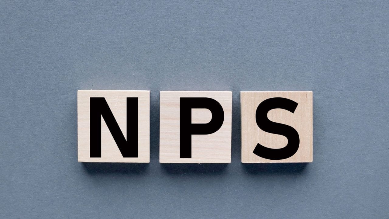  પેન્શન ફંડ રેગ્યુલેટરી એન્ડ ડેવલપમેન્ટ ઓથોરિટી (PFRDA) એ નેશનલ પેન્શન સિસ્ટમ (NPS) ની કોર્પોરેટ યોજનામાં મોટો ફેરફાર કર્યો છે. આ યોજનાને હવે બે ભાગમાં વહેંચવામાં આવી છે: સરકારી સંસ્થાઓ અને બિન-સરકારી કાનૂની સંસ્થાઓ. વધુમાં, NPS સાથે સંકળાયેલા કેટલાક મુખ્ય ચાર્જ પણ બદલાયા છે. નવા નિયમો 1 જાન્યુઆરી, 2026 થી અમલમાં આવ્યા છે. ( ફોટો ક્રેડિટ-સોશિયલ મીડિયા)