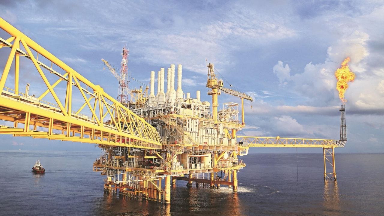  ભારતીય કાયદા હેઠળ, બધા પેટ્રોલિયમ સંસાધનો કેન્દ્ર સરકારના છે. બંધારણીય જોગવાઈઓ અનુસાર, કેન્દ્ર સરકાર જમીનની નીચે અથવા પ્રાદેશિક પાણીની અંદર શોધાયેલા કોઈપણ તેલ અને કુદરતી ગેસ ભંડાર પર વિશિષ્ટ અધિકારો ધરાવે છે. આનો અર્થ એ થાય કે જો તેલ ચોક્કસ રાજ્યના પ્રદેશમાં મળી આવે તો પણ, રાજ્ય સરકાર કે ખાનગી જમીનમાલિકો પાસે તેના પર માલિકીનો અધિકાર નથી. (ફોટો ક્રેડિટ-સોશિયલ મીડિયા)