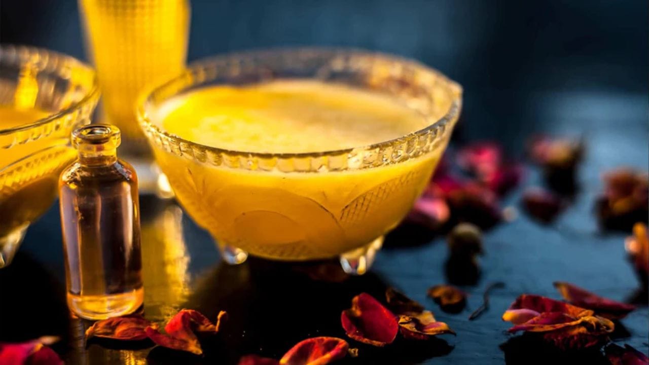 સોયાબીન અને સૂર્યમુખી જેવા શુદ્ધ તેલમાં ઓમેગા-6 ફેટી એસિડ વધુ હોય છે, જે શરીરમાં બળતરા વધારી શકે છે. ઘણા તેલમાં ટ્રાન્સ ફેટ હોય છે, જે હૃદય રોગનું કારણ બની શકે છે. તેમજ ડાયાબિટીશ અને કેન્સર જેવા ખતરનાક રોગો માટે પણ કુકિંગ ઓઈલ જ જવાબદાર છે. જ્યારે  ઘી મધ્યમ માત્રામાં ઊર્જા પૂરી પાડે છે અને પચવામાં સરળ છે, જ્યારે શુદ્ધ તેલનો વધુ પડતો વપરાશ સ્થૂળતા અને ચયાપચય સમસ્યાઓ તરફ દોરી શકે છે. (ફોટો ક્રેડિટ-સોશિયલ મીડિયા)