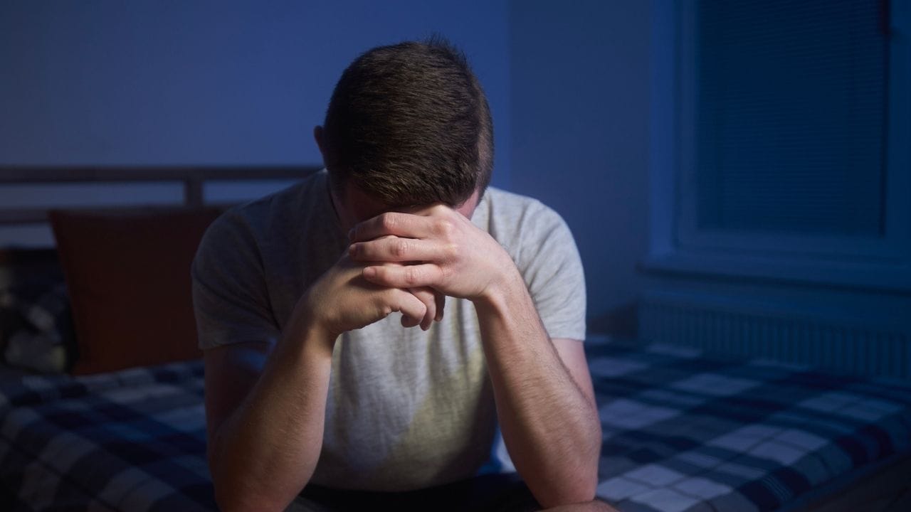 વધતો માનસિક તણાવ શરીરમાં હોર્મોનલ સંતુલનને પણ અસર કરી શકે છે, જેનાથી શરીરની સામાન્ય કામગીરી પર અસર પડે છે. વધુ પડતું વિચારવાથી થાક, બેચેની અને માનસિક તણાવ થઈ શકે છે. ચાલો વધુ પડતા વિચારવાથી ઊભી થતી સમસ્યાઓ, તેના લક્ષણો અને તેને કેવી રીતે અટકાવવી તે શોધી કાઢીએ.Image Credit- GettyImages)