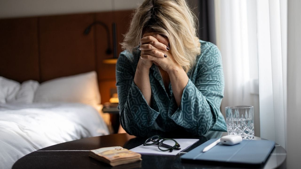 દિલ્હીના ન્યુરોલોજીસ્ટ ડૉ. રાજેશ કુમાર સમજાવે છે કે વધુ પડતું વિચારવાની આદત ધીમે ધીમે શરીર અને મન બંને પર અસર કરી શકે છે. સતત માનસિક તાણ તણાવમાં વધારો કરે છે, જેના કારણે માથાનો દુખાવો, થાક અને નબળાઈ થઈ શકે છે. ઘણા લોકો ઊંઘ સંબંધિત સમસ્યાઓનો પણ અનુભવ કરે છે, જેમ કે લાંબા સમય સુધી ઊંઘ ન આવવી અથવા વારંવાર જાગવું. વધુ પડતું વિચારવાથી વ્યક્તિ કામ અથવા અભ્યાસ પર ધ્યાન કેન્દ્રિત કરવામાં ઓછી સક્ષમ બને છે.Image Credit- GettyImages)