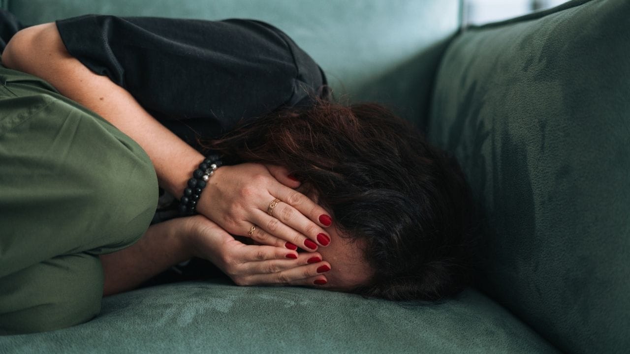 કેટલાક લોકો બેચેની, ચિંતા અને ચીડિયાપણું પણ અનુભવી શકે છે. લાંબા સમય સુધી તણાવ પાચન સમસ્યાઓ તરફ દોરી શકે છે. ક્યારેક વ્યક્તિ માનસિક રીતે થાકી જાય છે અને તેમનું ઉર્જા સ્તર ઘટે છે. આવી સ્થિતિમાં, દૈનિક કાર્યો પણ મુશ્કેલ બની શકે છે. તેથી સમયસર વધુ પડતું વિચારવાની આદતને નિયંત્રિત કરવી મહત્વપૂર્ણ છે.Image Credit- GettyImages)