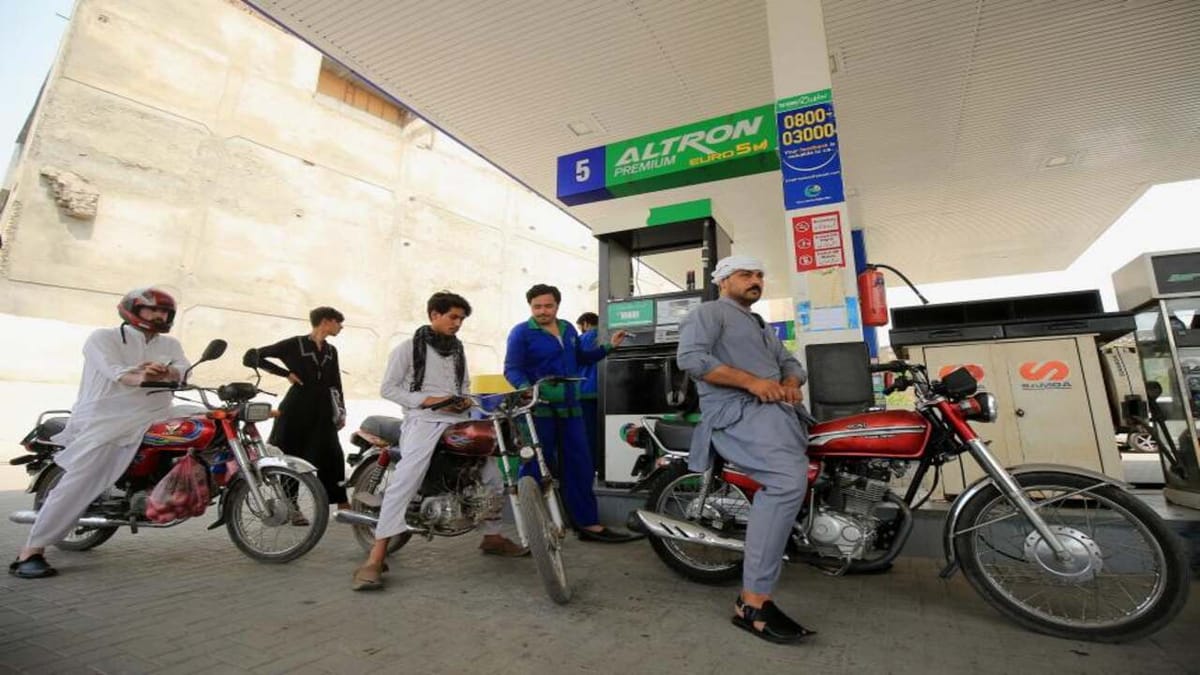 Breaking News : કંગાળ પાકિસ્તાનમાં એક લિટર પેટ્રોલના છે 321.17 રૂપિયા, છતા સરકારે વધારી 200 % ફ્યુઅલ લેવી Breaking News : કંગાળ પાકિસ્તાનમાં એક લિટર પેટ્રોલના છે 321.17 રૂપિયા, છતા સરકારે વધારી 200 % ફ્યુઅલ લેવી