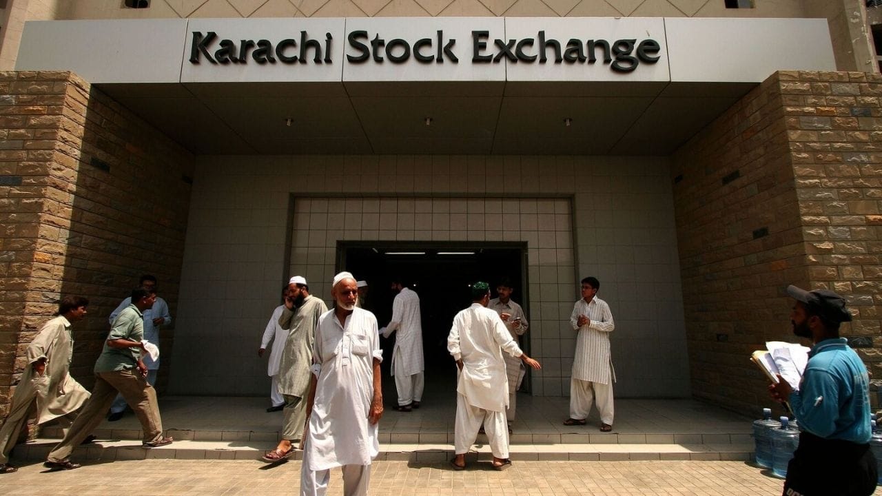 શેરબજારમાં 'કાળો સોમવાર' : સોમવારની સવાર પાકિસ્તાની શેરબજાર માટે 'કાળો સોમવાર' સાબિત થઈ. કરાચી સ્ટોક એક્સચેન્જનો મુખ્ય સૂચકાંક, KSE-30, શરૂઆતના ટ્રેડિંગમાં લગભગ 9.8 ટકા ઘટ્યો. પાકિસ્તાની શેરબજારના ઇતિહાસમાં આ એક દિવસનો સૌથી મોટો ઘટાડો છે. વેચાણનું દબાણ એટલું તીવ્ર હતું કે ટ્રેડિંગ એક કલાક માટે બંધ કરી દેવામાં આવ્યું. જ્યારે ટ્રેડિંગ એક કલાક પછી ફરી શરૂ થયું, ત્યારે ઘટાડો ધીમો પડીને 7.3 ટકા થઈ ગયો.