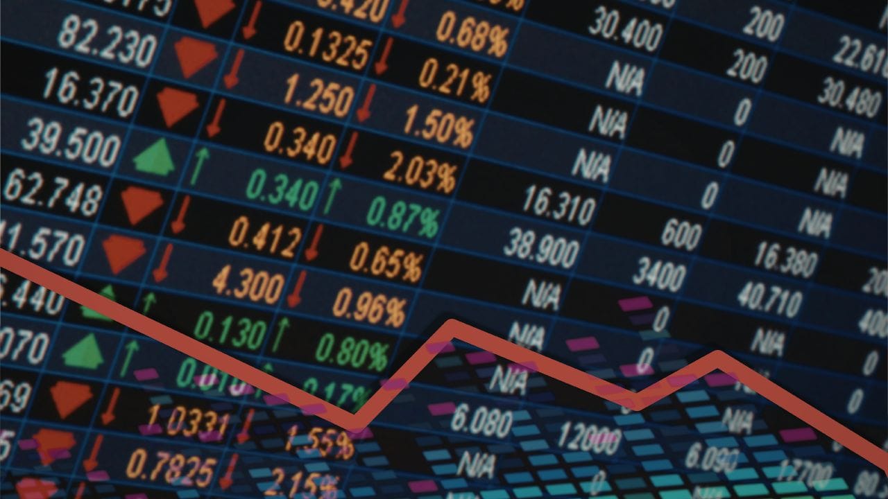 વિશ્વભરના શેરબજારો ક્રૂડ ઓઇલની આગમાં સળગી રહ્યા છે. : આ યુદ્ધની અસર ફક્ત પાકિસ્તાન સુધી મર્યાદિત નથી. યુદ્ધના ભયને કારણે આંતરરાષ્ટ્રીય ક્રૂડ ઓઇલના ભાવમાં તીવ્ર ઘટાડો થયો છે, જેની સીધી અસર ભારત સહિત વૈશ્વિક અર્થતંત્ર પર પડી છે. સોમવારે ભારતીય શેરબજારમાં આ ભય સ્પષ્ટપણે જોવા મળ્યો. શરૂઆતના સત્રમાં BSE સેન્સેક્સ લગભગ 6,800 પોઈન્ટ ઘટ્યો અને અંતે 2,700 પોઈન્ટના મોટા ઘટાડા સાથે ખુલ્યો.