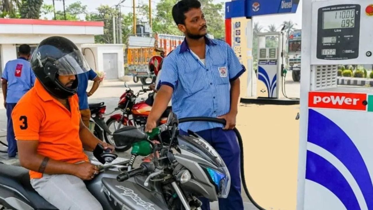 પેટ્રોલ ખૂબ જ જ્વલનશીલ છે અને ખૂબ જ ઝડપથી સળગે છે; વધુમાં, આવા કન્ટેનરમાં આંતરિક દબાણને નિયંત્રિત કરવા અથવા સ્થિર વીજળીના આંચકા સામે રક્ષણ પૂરું પાડવા માટે જરૂરી સલામતી પદ્ધતિઓનો અભાવ હોય છે. એક નાનો તણખા અથવા સ્થિર સ્રાવ પણ આગ અથવા વિસ્ફોટનું કારણ બની શકે છે. (ફોટો ક્રેડિટ-autocar india)