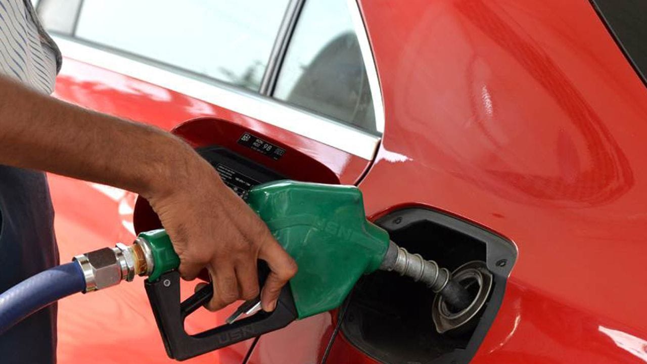 ભારત સરકારે પેટ્રોલ અને ડીઝલના ભાવ અંગે એક મોટો નિર્ણય લીધો છે. સરકારે પેટ્રોલ પર ₹3 પ્રતિ લિટર સ્પેશિયલ એડિશનલ એક્સાઇઝ ડ્યુટીમાં ઘટાડો કર્યો છે, જ્યારે ડીઝલ માટે આ ડ્યુટી સંપૂર્ણપણે નાબૂદ કરવામાં આવી છે. તમને જણાવી દઈએ કે અગાઉ પેટ્રોલ પર એક્સાઈઝ ડ્યૂટી 13 રુપિયા પ્રતિ લિટર હતી જેના બદલે હવે 3 રુપિયા પ્રતિ લિટર કરવામાં આવી છે. આ સાથે ડીઝલ પર 10 રુપિયા પ્રતિ લિટર એક્સાઈઝ ડ્યુટી હતી જે હવે શૂન્ય કરી દેવામાં આવી છે. (ફોટો ક્રેડિટ-સોશિયલ મીડિયા)