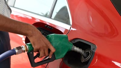 ભારત સરકારે પેટ્રોલ અને ડીઝલના ભાવ અંગે એક મોટો નિર્ણય લીધો છે. સરકારે પેટ્રોલ પર ₹3 પ્રતિ લિટર સ્પેશિયલ એડિશનલ એક્સાઇઝ ડ્યુટીમાં ઘટાડો કર્યો છે, જ્યારે ડીઝલ માટે આ ડ્યુટી સંપૂર્ણપણે નાબૂદ કરવામાં આવી છે. તમને જણાવી દઈએ કે અગાઉ પેટ્રોલ પર એક્સાઈઝ ડ્યૂટી 13 રુપિયા પ્રતિ લિટર હતી જેના બદલે હવે 3 રુપિયા પ્રતિ લિટર કરવામાં આવી છે. આ સાથે ડીઝલ પર 10 રુપિયા પ્રતિ લિટર એક્સાઈઝ ડ્યુટી હતી જે હવે શૂન્ય કરી દેવામાં આવી છે. (ફોટો ક્રેડિટ-સોશિયલ મીડિયા)