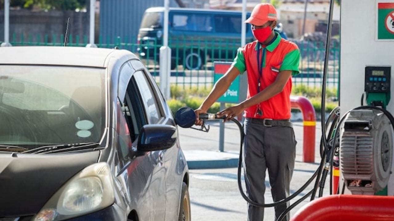 સેન્ટ્રલ એક્સાઇઝ નિયમો, 2017 માં સુધારો કરીને, સરકારે પેટ્રોલ, હાઇ-સ્પીડ ડીઝલ (HSD) અને ATF ને નિયમો 18 અને 19 ની જોગવાઈઓમાંથી મુક્તિ આપવાનો નિર્ણય લીધો છે. જો કે, આ ફેરફારમાં જાહેર ક્ષેત્રની ઉપક્રમ (PSU) તેલ કંપનીઓ માટે ચોક્કસ મુક્તિનો સમાવેશ થાય છે. જો આ કંપનીઓ નેપાળ, ભૂતાન, બાંગ્લાદેશ અથવા શ્રીલંકામાં ઇંધણ નિકાસ કરે છે, તો અગાઉના નિયમો તેમના પર લાગુ રહેશે, અને તેમને પહેલા જેવી જ મુક્તિ મળતી રહેશે. (ફોટો ક્રેડિટ-autocar india)