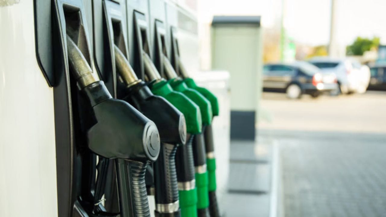 સરકારે આ ફેરફારો શા માટે કર્યા?: કર દરોમાં પણ નોંધપાત્ર ફેરફારો કરવામાં આવ્યા છે. સરકારે નિકાસ માટે બનાવાયેલ હાઇ-સ્પીડ ડીઝલ માટે સ્પેશિયલ એડિશનલ એક્સાઇઝ ડ્યુટી (SAED) નો દર ₹18.5 પ્રતિ લિટર નક્કી કર્યો છે. તેનાથી વિપરીત, પેટ્રોલ (મોટર સ્પિરિટ) ની નિકાસ માટે આ ખાસ ડ્યુટી શૂન્ય પર સેટ કરવામાં આવી છે, જે પેટ્રોલ નિકાસને વેગ આપી શકે છે. વધુમાં, હાઇ-સ્પીડ ડીઝલ પર વધારાની એક્સાઇઝ ડ્યુટી ₹3 પ્રતિ લિટર નક્કી કરવામાં આવી છે. (ફોટો ક્રેડિટ-autocar india)