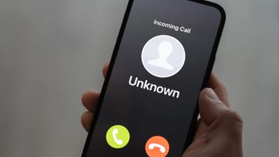 ઘણી વાર એવું બને છે કે કોઈ ચોક્કસ વ્યક્તિ તરફથી આવતા સતત કોલ્સ ઉપદ્રવ બની જાય છે. જો કે, ઘણા નંબર બ્લોક કરવા છત્તા અલગ અલગ બીજા નંબર પરથી કોલ્સ આવતા રહે છે અને તમે તે નંબર બ્લોક કર્યા વગર પણ કોલ આવતા અટકાવી શકો છો. આવી પરિસ્થિતિઓમાં, ચોક્કસ સ્માર્ટફોન સેટિંગ કામમાં આવી શકે છે. આ સેટિંગની મદદથી, તમે નંબર બ્લોક કર્યા વિના અનિચ્છનીય કોલ્સથી છુટકારો મેળવી શકો છો. આ કરવા માટે, તમારે ફક્ત તે ચોક્કસ નંબર પરથી આવતા કોલ્સ સીધા વૉઇસમેઇલ પર રીડાયરેક્ટ કરવાની જરૂર છે. આ સુવિધા મોટાભાગના Android સ્માર્ટફોન પર ઉપલબ્ધ છે. (ફોટો ક્રેડિટ-સોશિયલ મીડિયા)