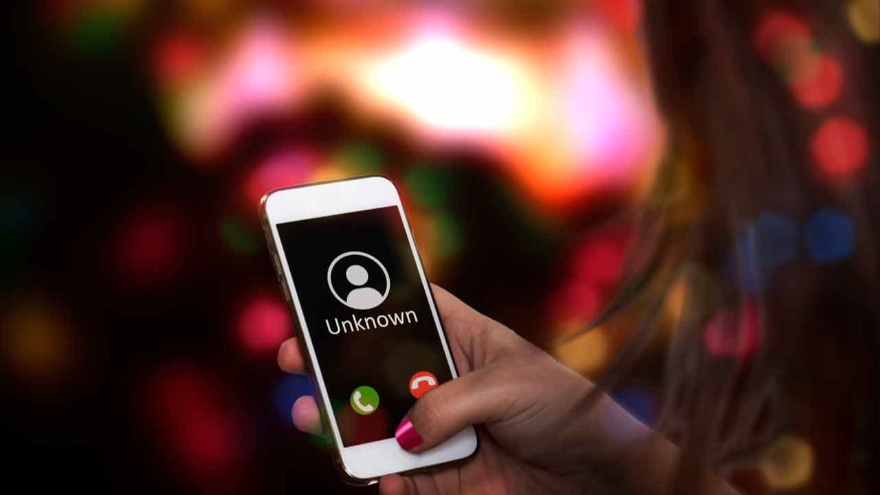 સામાન્ય રીતે, જ્યારે આપણે કોઈને બ્લોક કરીએ છીએ, ત્યારે તેઓ "busy" ટોન સંભળાય છે અથવા કૉલ તરત જ ડિસ્કનેક્ટ થઈ જાય છે, જેના કારણે કૉલરને ખ્યાલ આવે છે કે તેમને બ્લોક કરવામાં આવ્યા છે. જો કે, જ્યારે તમે "Send to Voicemail" સુવિધાનો ઉપયોગ કરો છો ત્યારે આવું થતું નથી. (ફોટો ક્રેડિટ-સોશિયલ મીડિયા)