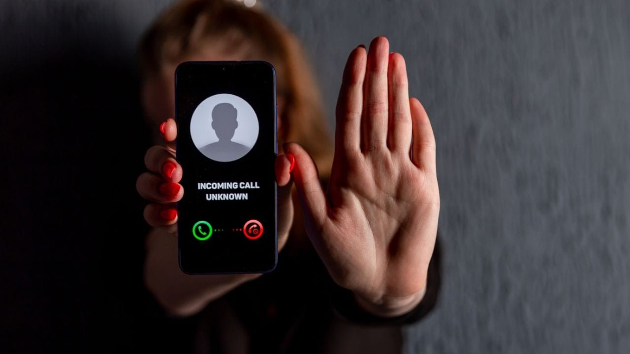 જ્યારે તમે ચોક્કસ નંબર માટે આ સેટિંગ ચાલુ કરો છો, ત્યારે તમારો ફોન બિલકુલ વાગશે નહીં; તેના બદલે, કૉલરને સીધો વૉઇસમેઇલ મેસેજ મળશે. તેઓ કદાચ એવું માની લેશે કે તમે એવા વિસ્તારમાં છો જ્યાં નેટવર્ક કવરેજ ઓછું છે અથવા તે સમયે ફોનનો જવાબ આપી શકતા નથી. (ફોટો ક્રેડિટ-સોશિયલ મીડિયા)