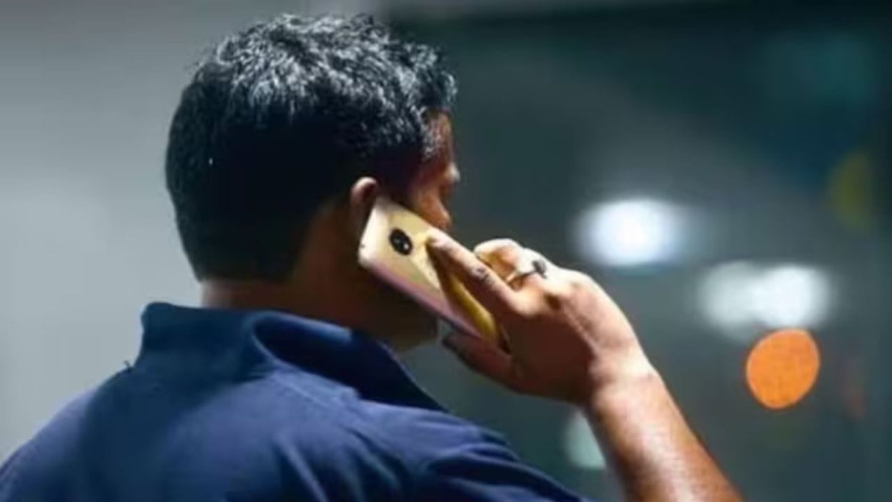 વોઇસમેઇલ શું છે?: વોઇસમેઇલ કોલરને રેકોર્ડ કરવાની અને જો તમે તેમના કોલનો જવાબ ન આપી શકો તો એક નાનો ઓડિયો મેસેજ છોડી શકે છે. પછી તમે તમારી સુવિધા મુજબ આ મેસેજ પછીથી સાંભળી શકો છો. આ ખાતરી કરે છે કે તમે મહત્વપૂર્ણ માહિતી ચૂકશો નહીં. (ફોટો ક્રેડિટ-સોશિયલ મીડિયા)