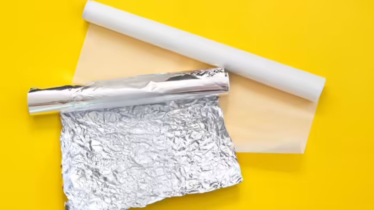 તમે કબૂતરોને ભગાડવા માટે ટિફિનમાં વપરાતા ફોઈલ પેપરની મદદ લઈ શકો છો. આ જીરો બજેટ ઉપાય ન માત્ર અસરદાર છે, પરંતુ સંપૂર્ણ સુરક્ષિત પણ છે. સૌથી સારી વાત છે આ ઉપાય સસ્તો છે. જો તમે કબૂતરોથી પરેશાન છો તો આ ઉપાય અજમાવી જુઓ 