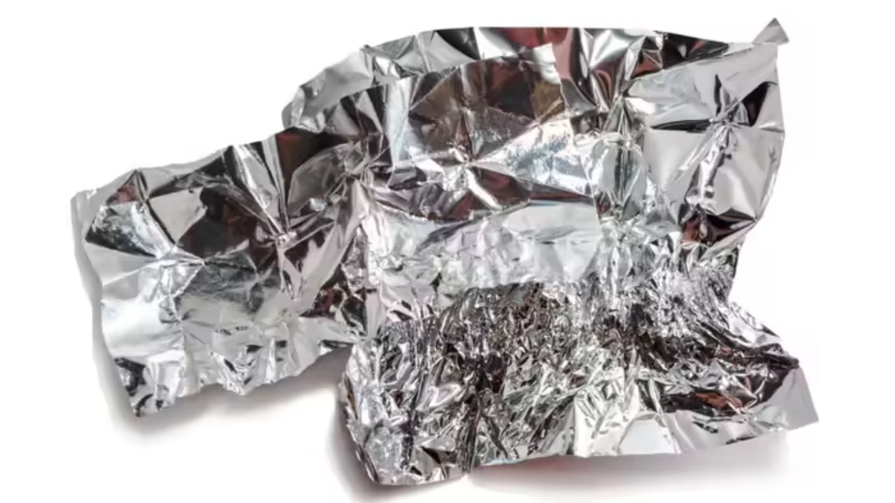 આજકાલ સોશિયલ મીડિયા પર એક વીડિયો વાયરલ થઈ રહ્યો છે, જેમાં મિસ્ટર મેડી કબૂતરોને ભગાડવા માટે ફોઇલ પેપરનો ઉપયોગ કરવાની સલાહ આપે છે. તેમનો દાવો છે કે જો ફોઇલ પેપર બાલ્કનીની રેલિંગ પર અથવા કબૂતરો બેસે છે તેવી અન્ય જગ્યાઓ પર મૂકવામાં આવે છે, તો તેઓ ત્યાં આવવાનું સદંતર બંધ કરી દેશે.  