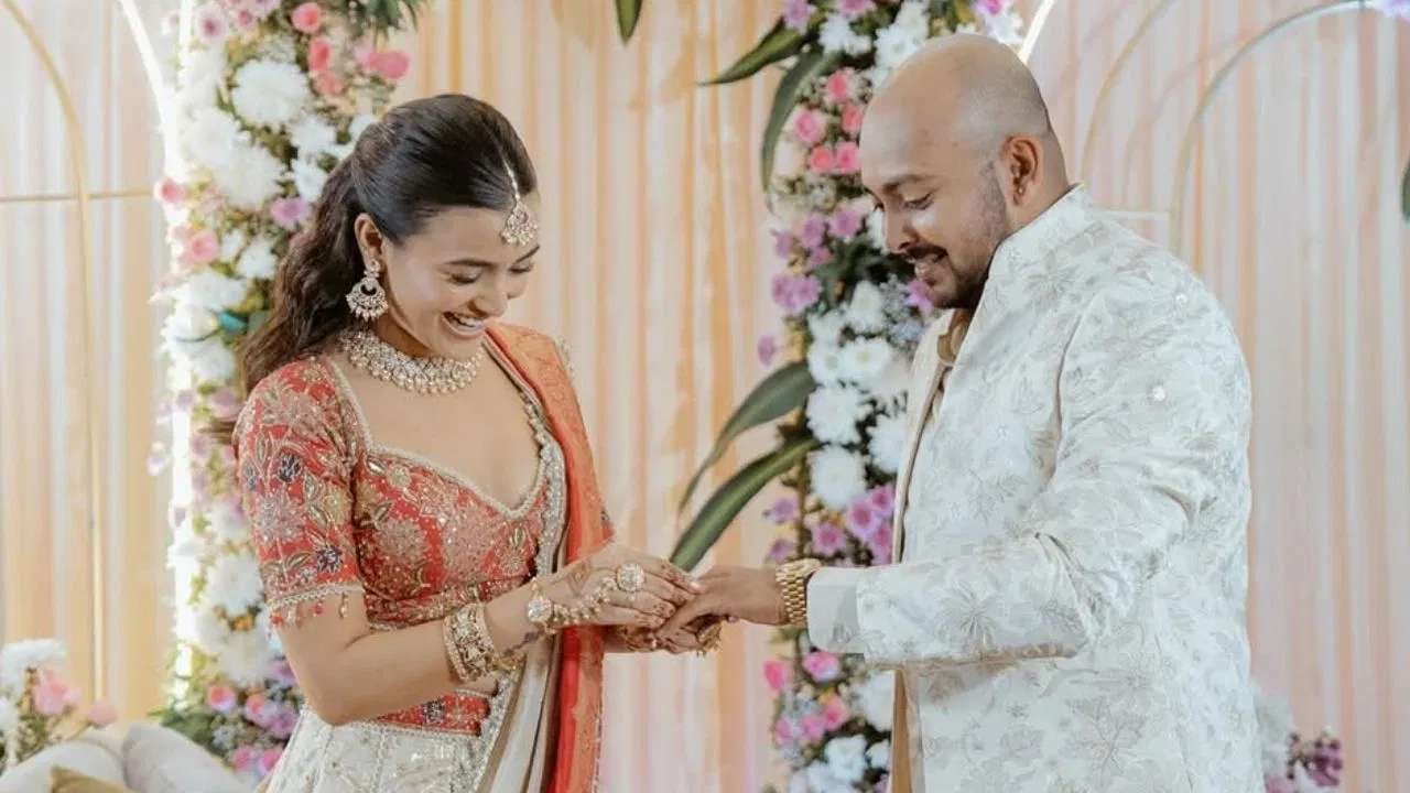 ટીમ ઈન્ડિયાના વિસ્ફોટક ઓપનર પૃથ્વી શોએ, તેની ગર્લફ્રેન્ડ આકૃતિ અગ્રવાલ સાથે સગાઈ કરી છે. શોએ સોશિયલ મીડિયા પર સગાઈનો ફોટો પોસ્ટ કરીને આકૃતિ સાથે સગાઈ કર્યાની જાહેરાત કરી છે.