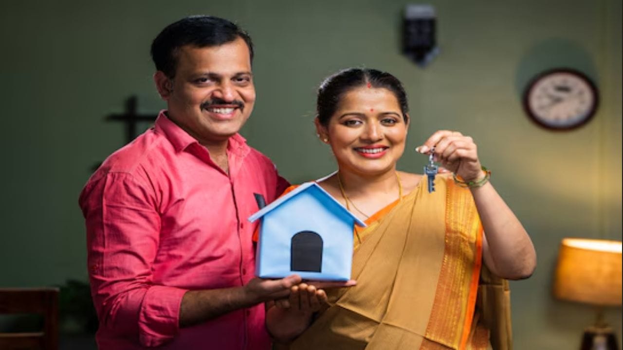 સૌથી મોટો ફાયદો સ્ટેમ્પ ડ્યુટી મુક્તિ છે. ઘણા રાજ્યોમાં, સરકારો મહિલાઓના નામે મિલકત ખરીદી પર સ્ટેમ્પ ડ્યુટી ઘટાડે છે. એ નોંધવું યોગ્ય છે કે આ મિલકત નોંધણી દરમિયાન ચૂકવવામાં આવતો નોંધપાત્ર ખર્ચ છે. .(ફોટો ક્રેડિટ-સોશિયલ મીડિયા)