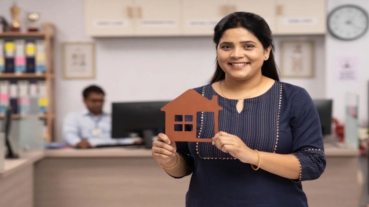 સરળ હોમ લોન, ઓછું વ્યાજ: મહિલા મિલકત ખરીદદારો માટે ઉપલબ્ધ અન્ય લાભો અંગે, ઘણી બેંકો અને હોમ ફાઇનાન્સ કંપનીઓ મહિલા લોન લેનારાઓને ડિસ્કાઉન્ટેડ હોમ લોન વ્યાજ દરો ઓફર કરે છે. ઓછા વ્યાજ દર લાખો રૂપિયા બચાવી શકે છે. નિષ્ણાતો માને છે કે હોમ લોનના વ્યાજ દર પુરુષો કરતા 0.05% થી 0.10% ઓછા હોઈ શકે છે. જ્યારે તફાવત શરૂઆતમાં નજીવો લાગે છે, 15- કે 20-વર્ષની હોમ લોન મુદત દરમિયાન, તેની અસર સ્પષ્ટ થાય છે અને નોંધપાત્ર બચતમાં પરિણમે છે. .(ફોટો ક્રેડિટ-સોશિયલ મીડિયા)