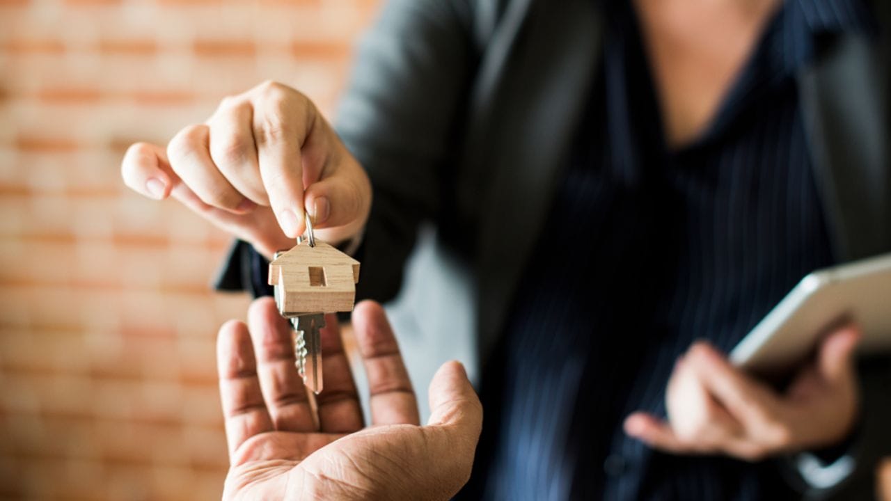 મહિલાઓ માટે ઓછી સ્ટેમ્પ ડ્યુટી: રિયલ એસ્ટેટ ક્ષેત્રમાં મહિલાઓના નામે નોંધણી ઝડપથી વધી છે, કારણ કે તે અસંખ્ય લાભો આપે છે. આ લાભો વિશે જાગૃત રહેવું મહત્વપૂર્ણ છે, કારણ કે આનાથી મિલકત ખરીદી પર નોંધપાત્ર બચત થઈ શકે છે, જેને ઘણીવાર સૌથી મોંઘા વ્યવહારોમાં ગણવામાં આવે છે. (ફોટો ક્રેડિટ-સોશિયલ મીડિયા)