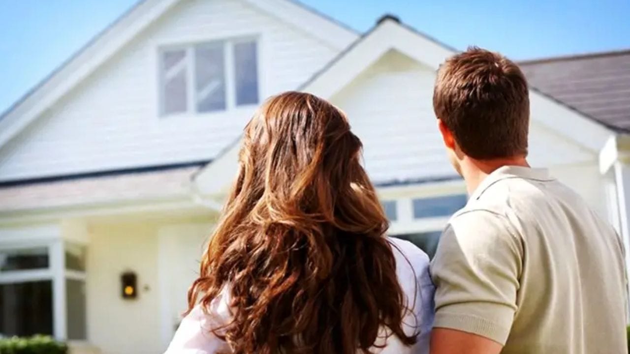 તમે કદાચ જોયું હશે કે ભારતમાં મિલકત ખરીદનારાઓ ઘણીવાર તેને મહિલાના નામે નોંધણી કરાવવાનું પસંદ કરે છે. એટલે કે, તેઓ તેમની પુત્રી કે પત્નીના નામે ઘર અને જમીન ખરીદે છે. આ પાછળનું કારણ ફક્ત પરિવાર સંબંધિત નથી, પરંતુ અસંખ્ય નાણાકીય લાભો પણ છે. હા, મોટાભાગના રાજ્યોમાં, મહિલાના નામે મિલકત ખરીદવાથી સ્ટેમ્પ ડ્યુટી મુક્તિથી લઈને ટેક્સમાં છૂટ સુધીના લાભો મળે છે. તેથી, જો તમે મિલકત ખરીદવાનું આયોજન કરી રહ્યા છો, તો આ લાભો વિશે જાણો...(ફોટો ક્રેડિટ-સોશિયલ મીડિયા)