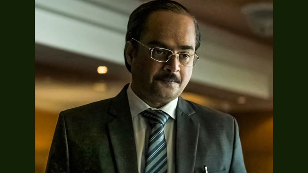 ધુરંધર માં, આર. માધવન અજય સાન્યાલની ભૂમિકામાં દેખાય છે. પહેલા હપ્તામાં તેના શારીરિક પરિવર્તને બધાને આશ્ચર્યચકિત કરી દીધા હતા. હવે, તે પાવરહાઉસ પ્રદર્શન સાથે ફરી એકવાર ચાહકોના દિલ જીતવા માટે તૈયાર છે. એવું કહેવાય છે કે આર. માધવનને આ ફિલ્મ માટે ₹9 કરોડ મળ્યા છે. (ફોટો ક્રેડિટ-સોશિયલ મીડિયા)