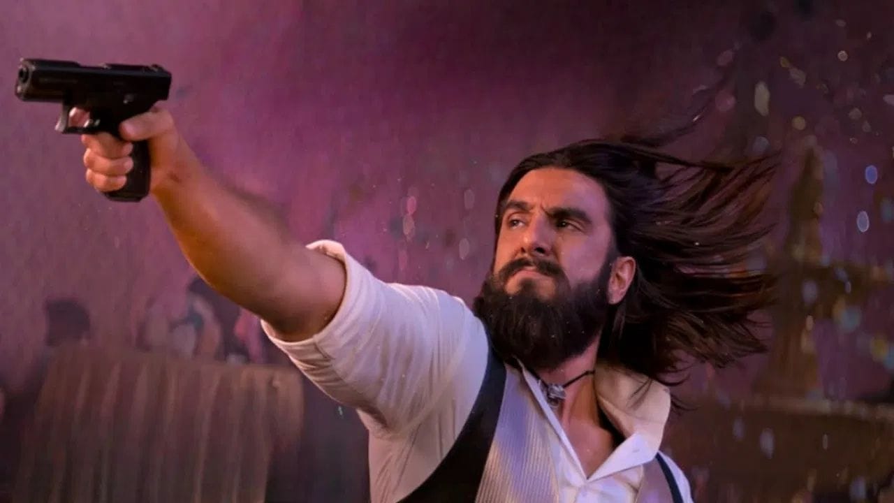 આદિત્ય ધરના ડાયરેક્શનમાં બનેલી ફિલ્મ ધુરંધર અને હવે ધુરંધર 2 દરેક જગ્યાએ ચર્ચામાં છે. આ ફિલ્મમાં ચાહકો રણવીર સિંહને ખુબ પસંદ કરે છે. આ ફિલ્મમાં તે ઈન્ડિયન સ્પાઈ એજેન્ટ જસકીરત સિંહ રાંગીના પાત્રમાં જોવા મળ્યો છે. જે પાકિસ્તાનમાં હમઝા બનીને રહે છે.