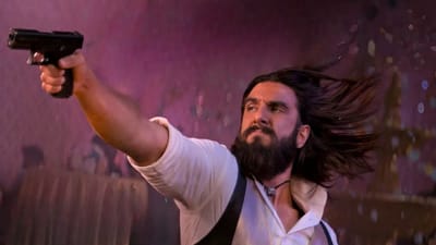  આદિત્ય ધરના ડાયરેક્શનમાં બનેલી ફિલ્મ ધુરંધર અને હવે ધુરંધર 2 દરેક જગ્યાએ ચર્ચામાં છે.  આ ફિલ્મમાં ચાહકો રણવીર સિંહને ખુબ પસંદ કરે છે. આ ફિલ્મમાં તે ઈન્ડિયન સ્પાઈ એજેન્ટ જસકીરત સિંહ રાંગીના પાત્રમાં જોવા મળ્યો છે. જે પાકિસ્તાનમાં હમઝા બનીને રહે છે.