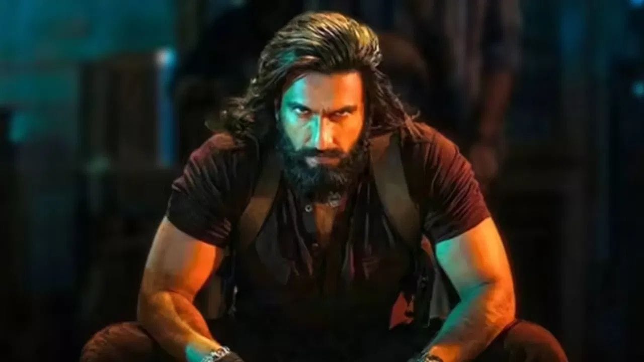  આ ફિલ્મમાં નિભાવવામાં આવેલા પોતાના પાત્રના કારણે રણવીર સિંહ ચારે બાજુ ચર્ચામાં છે. ધુરંધરમાં તેના પાત્રના ખુબ વખાણ કરવામાં આવી રહ્યા છે. આ કારણે રિલીઝના પહેલા જદિવસે ફિલ્મે બોક્સ ઓફિસ પર કમાણી મામલે ઈતિહાસ રચ્યો છે.