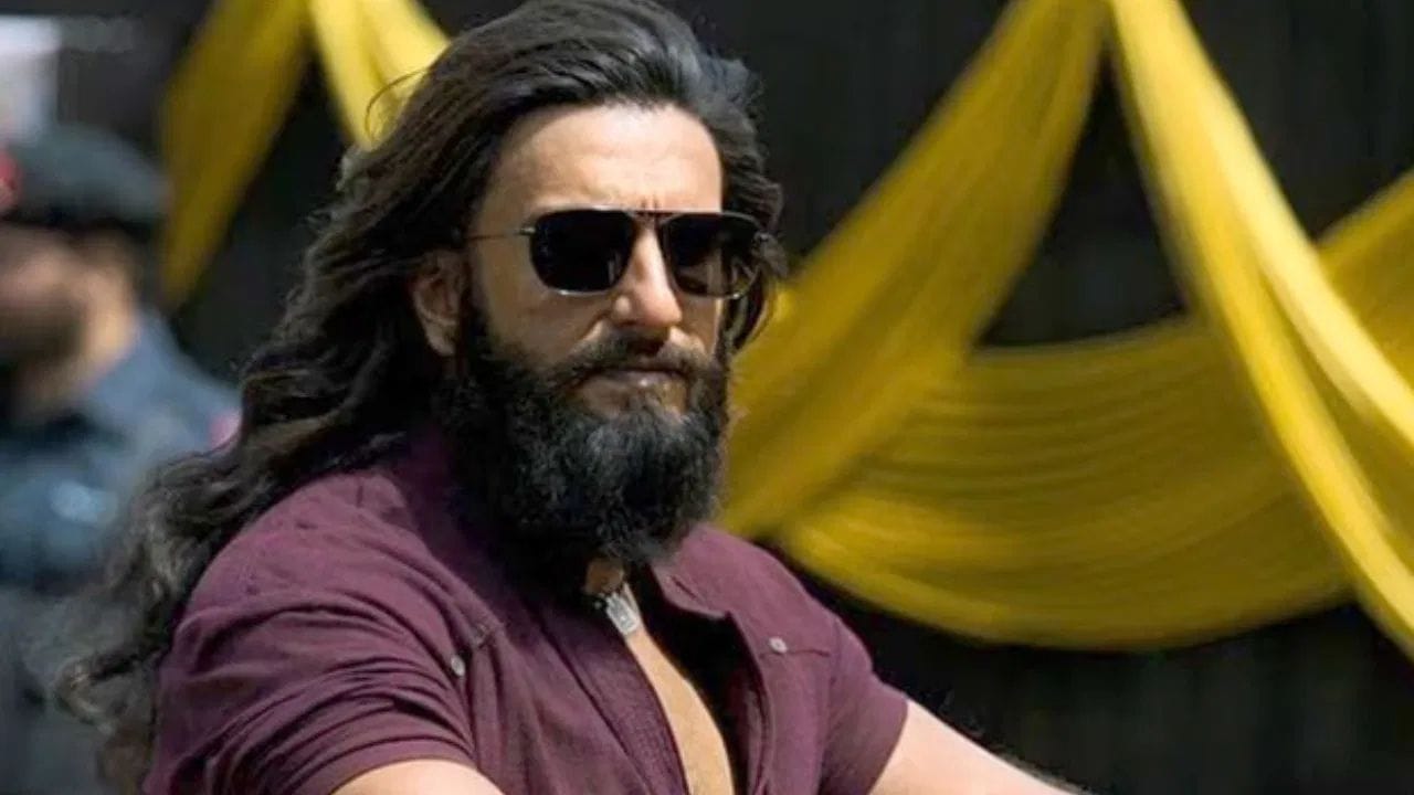  રણવીર સિંહનું નિકનેમ રેમ્બો છે. એવું કહેવામાં આવે છે કે, તે દુનિયા માટે ભલે રણવીર સિંહ હોય પરંતુ તેના મિત્રો અને ઘરના સભ્યો માટે તે રેમ્બો છે. તે છેલ્લા 16 વર્ષથી બોલિવુડનો ભાગ છે. તેમણે 2010માં બેડ બાજા બારાત ફિલ્મથી ડેબ્યુ કર્યું હતુ.