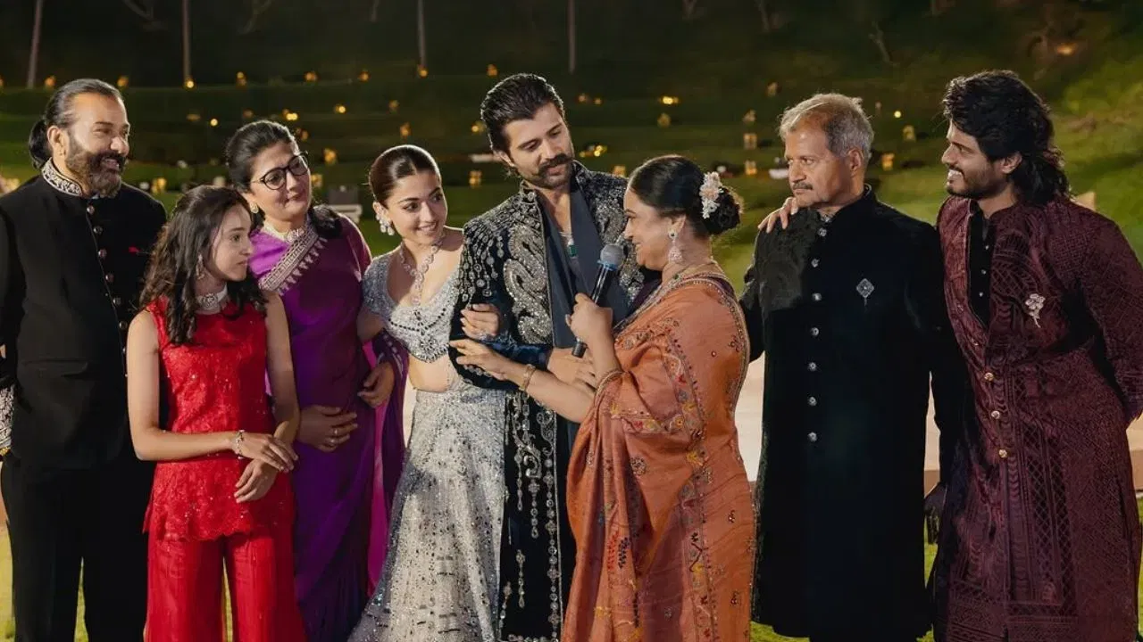 બંને તેમના પરિવારો સાથે પોઝ આપતા પણ જોવા મળ્યા હતા. રશ્મિકા અને વિજય સાથે પરફોર્મ કરતા જોવા મળ્યા હતા. એક ફોટામાં, તેઓ ઘૂંટણિયે બેસીને જોવા મળ્યા હતા. લોકો તેમના ફોટા પર પ્રેમનો વરસાદ વરસાવી રહ્યા હતા. (ફોટો ક્રેડિટ - ઈન્સ્ટાગ્રામ)