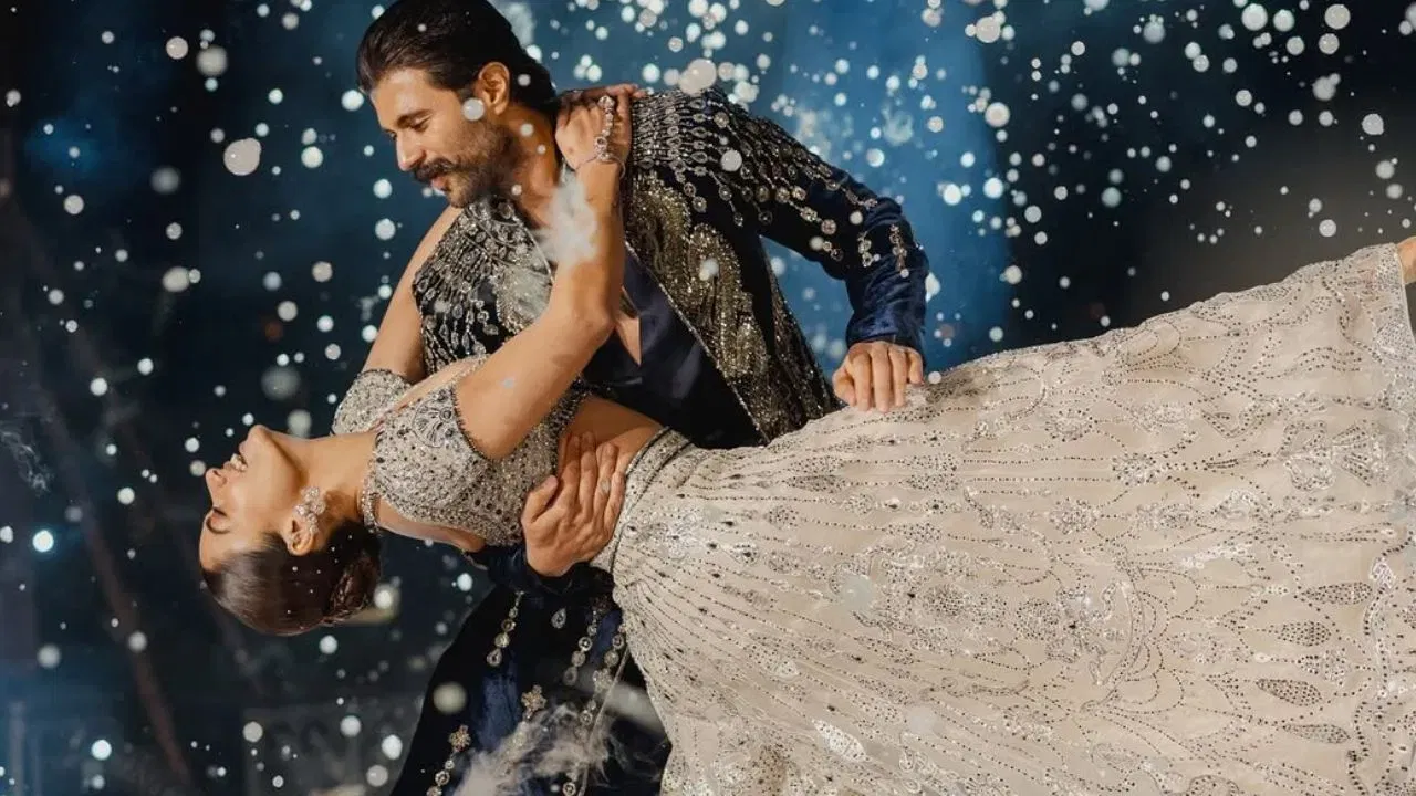 રશ્મિકા મંદાનાએ તેની સંગીત રાત્રિ માટે સિલ્વર-વ્હાઇટ શરારા, બ્લાઉઝ અને દુપટ્ટા સેટ પહેર્યો હતો, જેમાં વિવિધ કદના મિરર વર્ક હતા. તેણીએ ડાયમંડ નેકલેસ અને ટ્રિપલ-લેયર ઇયરિંગ્સ પહેર્યા હતા. અભિનેત્રીએ સિમ્પલ બન હેરસ્ટાઇલ અને નાના મિરર વર્કવાળા દુપટ્ટા સાથે પોતાનો લુક પૂર્ણ કર્યો. (ફોટો ક્રેડિટ - ઈન્સ્ટાગ્રામ)