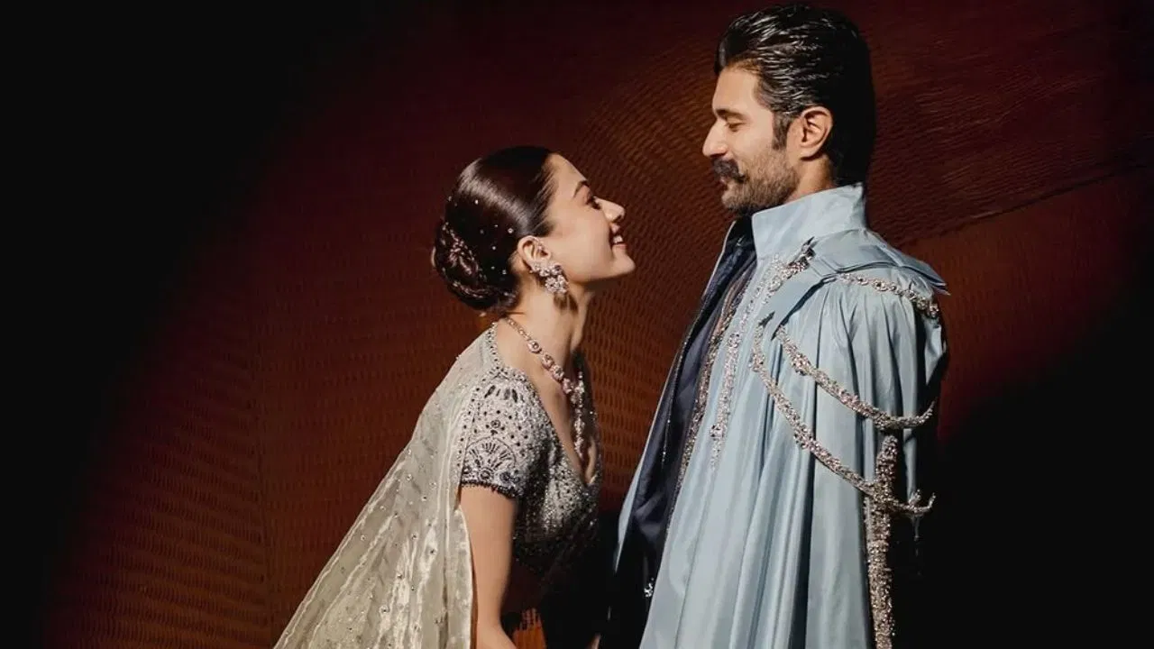 રશ્મિકા મંદાના અને વિજય દેવરકોંડા તેમના લગ્ન પછીથી જ સમાચારમાં છે. 26 ફેબ્રુઆરીએ, તેઓએ બે અલગ અલગ વિધિથી ઉદયપુરમાં લગ્ન કર્યા છે. લગ્ન બાદ તેઓ જાહેરમાં જોવા મળતા અને ફેન્સ તેમજ લગ્ન બાદની વિધિઓને પુરી કરતા જોવા મળી રહ્યા છે. હવે, તેમના લગ્નના પાંચ દિવસ પછી, રશ્મિકા અને વિજયે તેમના સંગીત સમારંભના ફોટા ચાહકો સાથે શેર કર્યા છે. (ફોટો ક્રેડિટ - ઈન્સ્ટાગ્રામ)