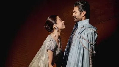 રશ્મિકા મંદાના અને વિજય દેવરકોંડા તેમના લગ્ન પછીથી જ સમાચારમાં છે. 26 ફેબ્રુઆરીએ, તેઓએ બે અલગ અલગ વિધિથી ઉદયપુરમાં લગ્ન કર્યા છે. લગ્ન બાદ તેઓ જાહેરમાં જોવા મળતા અને ફેન્સ તેમજ લગ્ન બાદની વિધિઓને પુરી કરતા જોવા મળી રહ્યા છે. હવે, તેમના લગ્નના પાંચ દિવસ પછી, રશ્મિકા અને વિજયે તેમના સંગીત સમારંભના ફોટા ચાહકો સાથે શેર કર્યા છે. (ફોટો ક્રેડિટ - ઈન્સ્ટાગ્રામ)