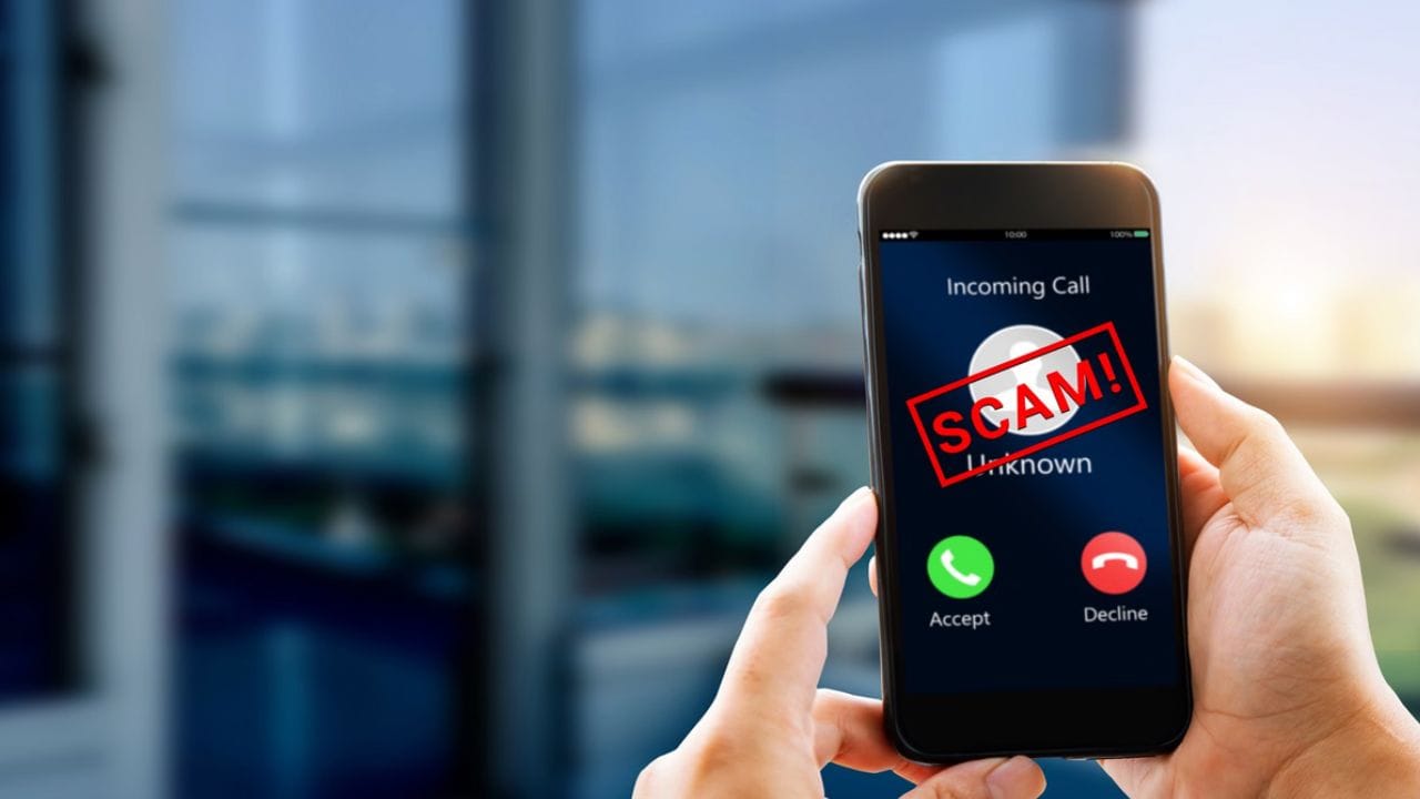 સ્ટોક બ્રોકર્સ માટે નવી '1600' કોલિંગ સિરીઝ: નાણાકીય છેતરપિંડીના વધતા પ્રવાહનો સામનો કરવા માટે, ટેલિકોમ રેગ્યુલેટરી ઓથોરિટી ઓફ ઈન્ડિયા (TRAI) એ તમામ લાયક સ્ટોક બ્રોકર્સ (QSBs) માટે 1600 નંબરિંગ સિરીઝમાં સ્થળાંતર કરવાની અંતિમ તારીખ 15 માર્ચ, 2026 નક્કી કરી છે. આ વર્ષની શરૂઆતમાં બેંકો અને મ્યુચ્યુઅલ ફંડ્સ દ્વારા કરવામાં આવેલા ફેરફારોને પગલે, આ ફેરફાર રોકાણકારોને તેમના બ્રોકર્સ તરફથી કાયદેસરના કોલ ઝડપથી ઓળખવામાં મદદ કરે છે. જો તમને આ તારીખ પછી પ્રમાણભૂત 10-અંકના મોબાઇલ નંબર પરથી "નાણાકીય" કોલ મળે છે, તો તે કૌભાંડ હોઈ શકે છે.