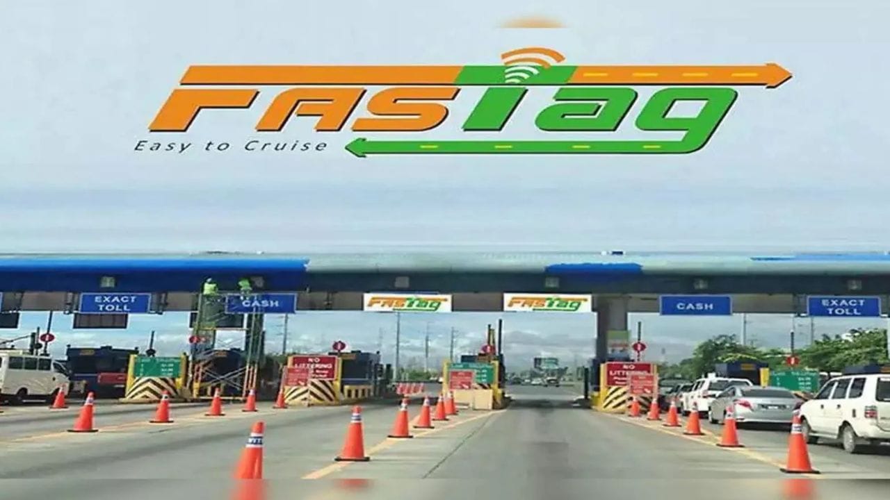 FASTagના સરળ નિયમો: નેશનલ હાઇવે ઓથોરિટી ઓફ ઇન્ડિયા (NHAI) એ ફેબ્રુઆરીના અંતથી કાર માટે "તમારા વાહનને જાણો" (KYV) ની જરૂરિયાતને સત્તાવાર રીતે દૂર કરી દીધી છે. આ માર્ચથી, હાલના FASTag ધરાવતા મુસાફરોને હવે નિયમિત KYV ચકાસણીમાંથી પસાર થવાની જરૂર રહેશે નહીં સિવાય કે કોઈ ચોક્કસ ફરિયાદ કરવામાં આવી હોય. વધુમાં, બજાજ ફિનસર્વ જેવા ડિજિટલ વોલેટના વપરાશકર્તાઓ માટે, નવા FASTag સબ-વોલેટ 3 માર્ચ, 2026 ના રોજ લાઇવ થશે, જેથી ટોલ ફંડને સામાન્ય બેલેન્સથી વધુ સારી રીતે અલગ કરી શકાય.