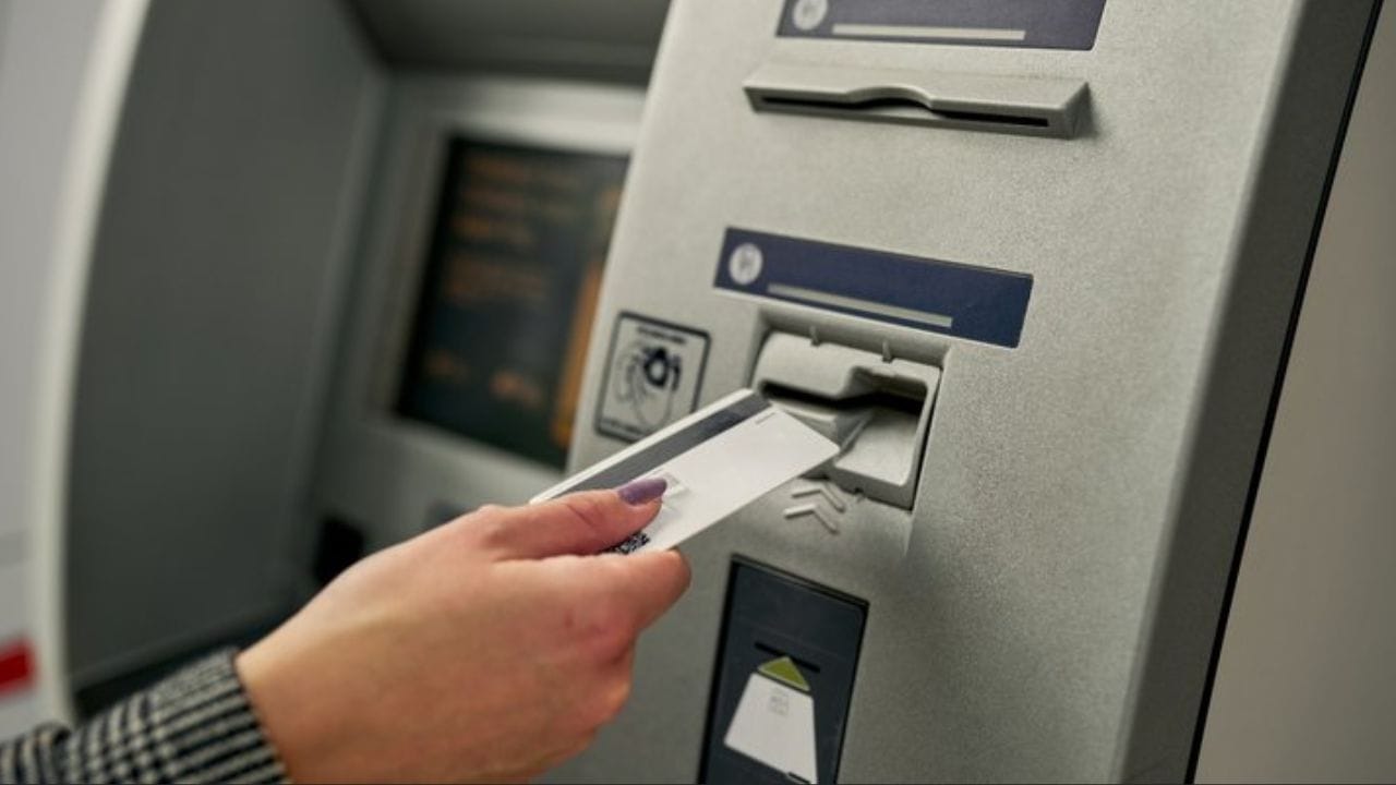 ATM ઉપાડ માટેના સુધારેલા નિયમો: 1 એપ્રિલ, 2026 થી, ઘણી મોટી બેંકોએ ATM ઉપયોગ અને રોકડ ઉપાડના નિયમોમાં ફેરફારો લાગુ કર્યા છે. HDFC બેંકે મેટ્રો શહેરોમાં 3 અને નોન-મેટ્રો શહેરોમાં 5 મફત વ્યવહારોની મર્યાદા નક્કી કરી છે. આ સાથે જ, પંજાબ નેશનલ બેંકે ચોક્કસ ડેબિટ કાર્ડ પર દૈનિક રોકડ ઉપાડ મર્યાદા ₹1 લાખથી ઘટાડીને ₹50,000 કરી છે. વધુમાં, બંધન બેંકે તેના ATM નિયમોમાં પણ સુધારો કર્યો છે, જે હવે ગ્રાહકોને દર મહિને ફક્ત 5 મફત નાણાકીય વ્યવહારો સુધી મર્યાદિત કરે છે. આ મર્યાદાથી વધુ કોઈપણ વ્યવહારો ગ્રાહકો માટે વધારાના શુલ્ક લેશે.(ફોટો ક્રેડિટ- 