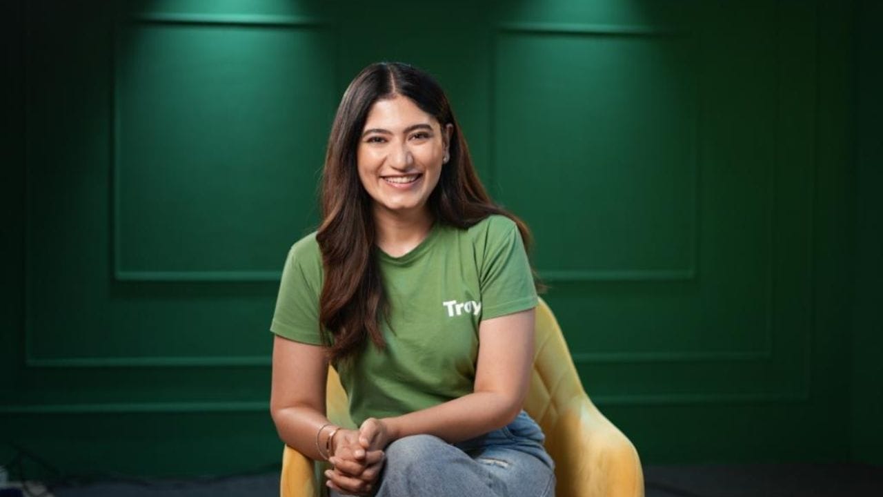 સલોની આનંદ અને તેમના પતિ અલ્તાફ સૈયદે 2019 માં Traya Healthની સ્થાપના કરી હતી. કંપની વાળ ખરવાની સારવાર તબીબી અને જીવનશૈલીના દૃષ્ટિકોણથી કરે છે. નાણાકીય વર્ષ 24 માં, કંપનીએ ₹237 કરોડની આવક ઉભી કરી હતી અને નાણાકીય વર્ષ 25 માં ₹300-400 કરોડ સુધી પહોંચવાનો અંદાજ છે.
