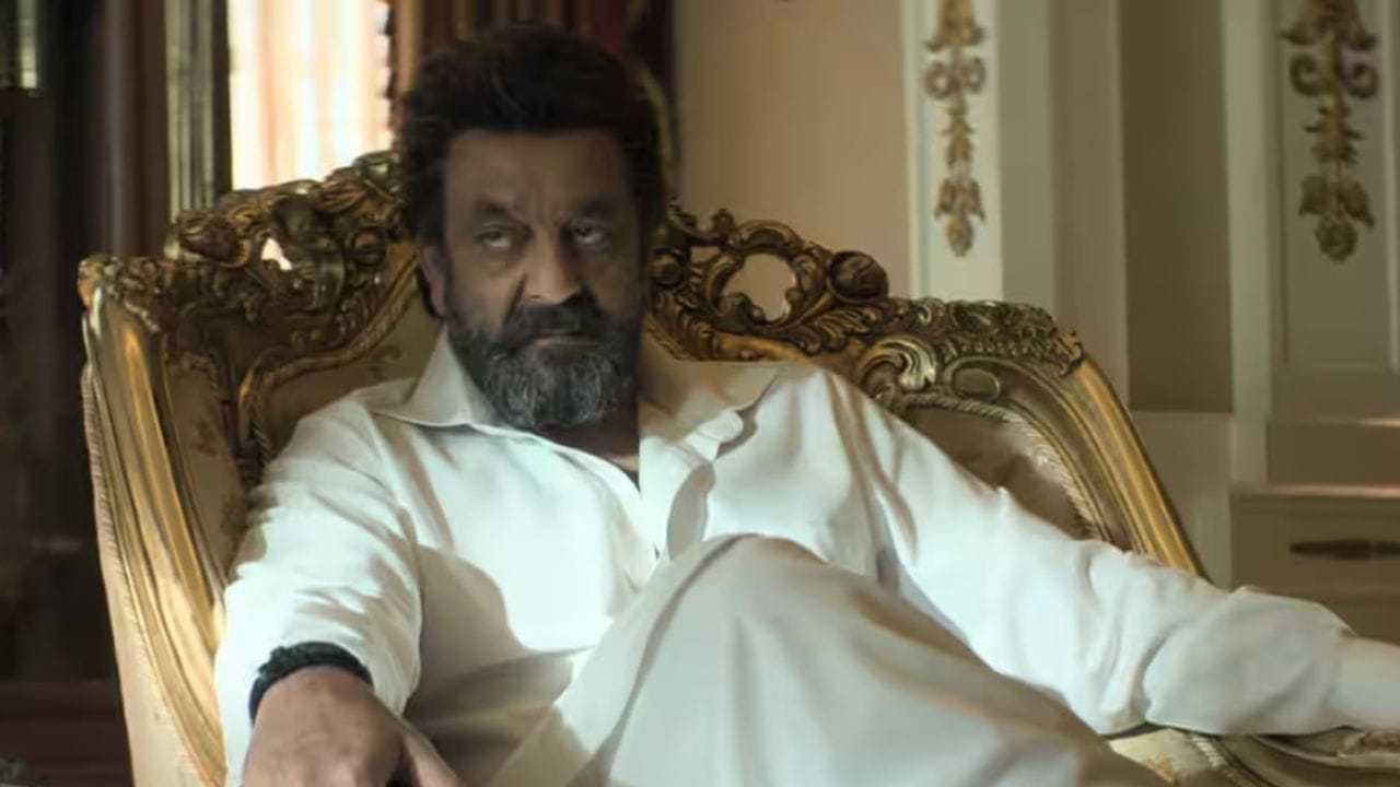 સંજય દત્ત ચૌધરી અસલમ તરીકેના ભયાનક પાત્ર સાથે ફરી એકવાર પડદા પર પ્રભુત્વ મેળવવા માટે તૈયાર છે. રણવીર સિંહ પછી, સંજય દત્ત ધુરંધર 2માં બીજા ક્રમે સૌથી વધુ કમાણી કરનાર સ્ટાર હોવાનું જાણવા મળે છે. અહેવાલો સૂચવે છે કે સંજય દત્તને ફિલ્મ માટે લગભગ ₹10 કરોડની મોટી રકમ મળી છે. (ફોટો ક્રેડિટ-સોશિયલ મીડિયા)