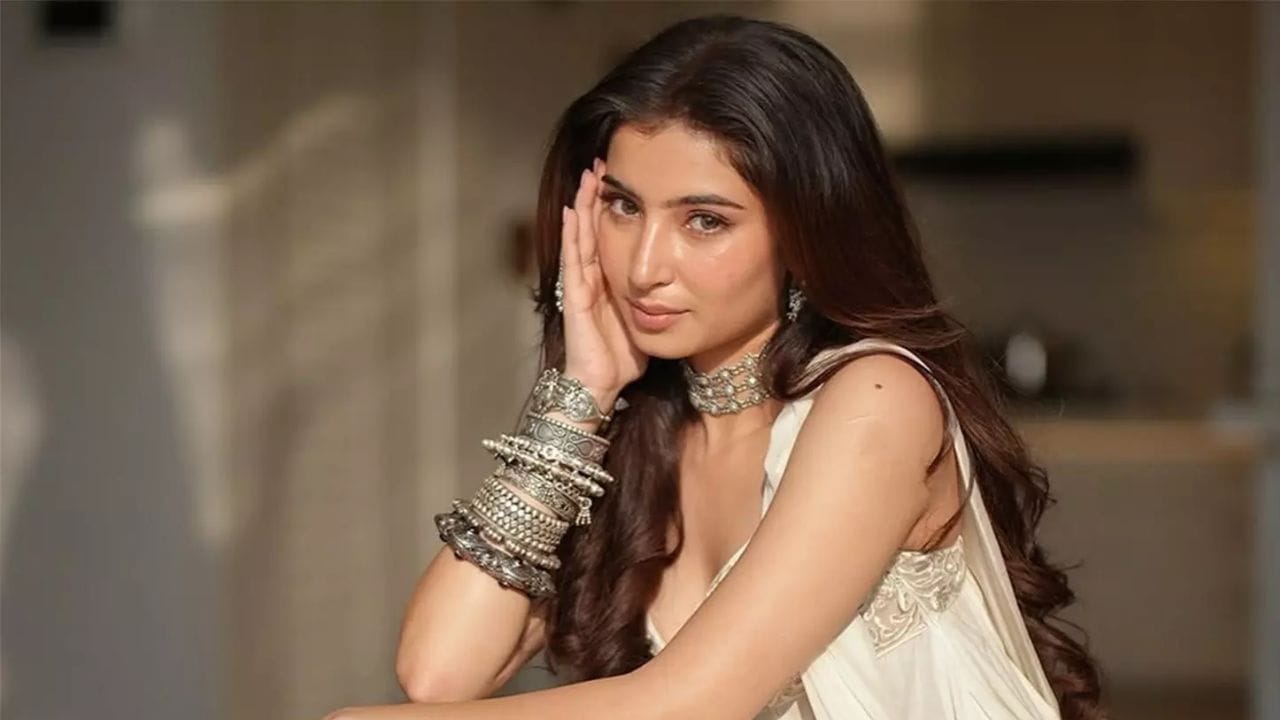 અભિનેત્રી સારા અર્જુન ફિલ્મમાં યેલેના જમાલીની પ્રેમિકાની ભૂમિકામાં દેખાશે. તેણે ફિલ્મ માટે ₹1 કરોડ ફી લીધી છે. જોકે, અમે કોઈપણ સ્ટાર દ્વારા મળેલી ફીની સત્તાવાર પુષ્ટિ કરતા નથી. (ફોટો ક્રેડિટ-સોશિયલ મીડિયા)