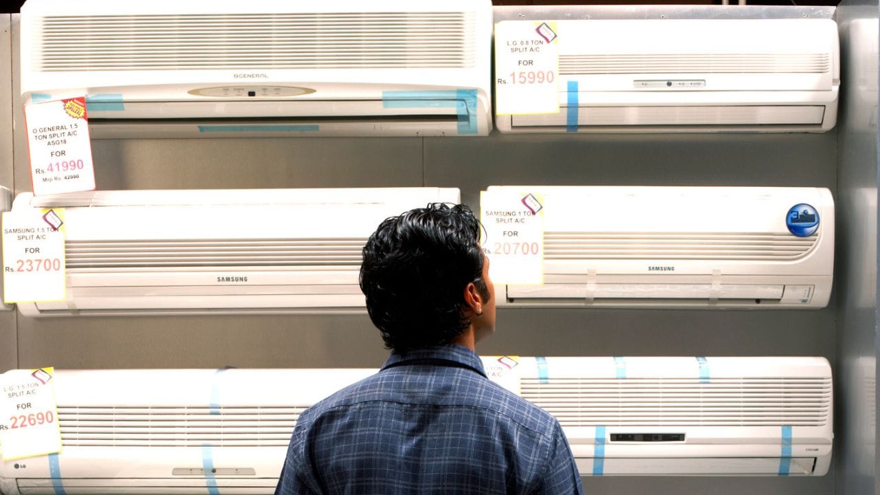 Electric Appliances Using Tips : ઉનાળાની શરૂઆત સાથે ઘરોમાં એર કંડિશનર, કુલર અને રેફ્રિજરેટરનો ઉપયોગ ઝડપથી વધે છે. જ્યારે આ ઉપકરણો ઠંડક પૂરી પાડે છે, ત્યારે મહિનાના અંતે વીજળીનું બિલ ઘણીવાર બોજ બની જાય છે. ઘણા લોકો માને છે કે આ ઉપકરણોનો વધુ પડતો ઉપયોગ વધેલા બિલનું કારણ છે. જો કે, વાસ્તવમાં, દુરુપયોગ પણ એક મુખ્ય પરિબળ છે.