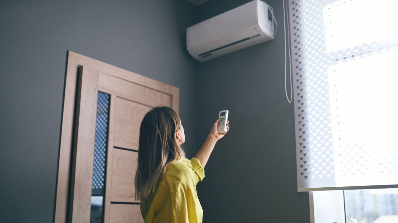 જો તેમને યોગ્ય રીતે ચલાવવામાં આવે તો વીજળીનો વપરાશ નોંધપાત્ર રીતે ઘટાડી શકાય છે. આદતોમાં નાના ફેરફારો પણ નોંધપાત્ર ફરક લાવી શકે છે. યોગ્ય તાપમાન, સમય અને થોડી સમજદારી સાથે એસી, રેફ્રિજરેટર અને કુલરનો ઉપયોગ આરામની ખાતરી આપે છે અને તમારા વીજળી બિલને નિયંત્રણમાં રાખે છે. કેવી રીતે તે જાણો.