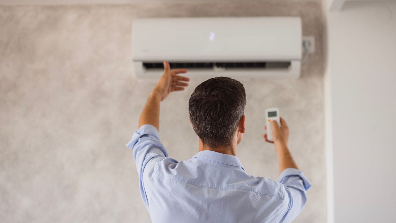 AC ચલાવતી વખતે આ સ્માર્ટ સેટિંગ રાખો : યોગ્ય AC તાપમાન સેટ કરવું એ વીજળી બચાવવાનો સૌથી સહેલો રસ્તો છે. ઘણા લોકો રૂમને ઝડપથી ઠંડુ કરવા માટે તાપમાન ખૂબ ઓછું સેટ કરે છે, પરંતુ તેનાથી વીજળીનો વપરાશ વધે છે. નિષ્ણાતો AC ને 24 થી 26 ડિગ્રી સેલ્સિયસ વચ્ચે રાખવાની ભલામણ કરે છે. આ આરામ જાળવી રાખે છે અને વીજળી બચાવે છે.