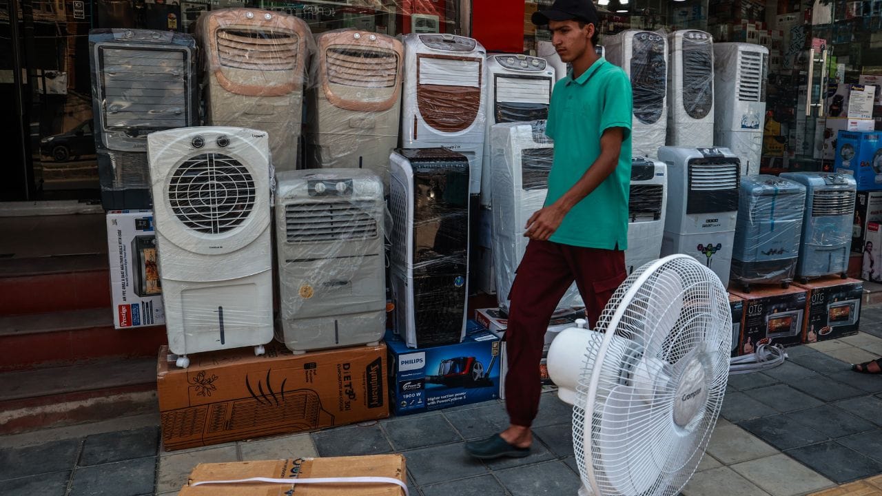 ગંદકી જમા થવાથી હવાનો પ્રવાહ ઓછો થાય છે, તેથી સારી ઠંડક માટે પાણીની ટાંકી પણ સ્વચ્છ રાખવી જોઈએ. વધુમાં, તમારી જરૂરિયાતો અનુસાર કુલરની ગતિને સમાયોજિત કરો. યોગ્ય જાળવણી અને યોગ્ય ઉપયોગ સાથે, કુલર ઓછા પાવર વપરાશ સાથે પણ સારી ઠંડક પ્રદાન કરી શકે છે. Credits: Getty Images