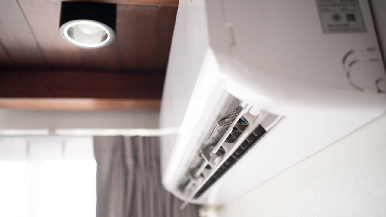 તમારા AC ફિલ્ટરને સમયાંતરે સાફ કરવું પણ મહત્વપૂર્ણ છે. ગંદા ફિલ્ટર મશીન પર વધુ લોડ આપે છે. વધુમાં દરવાજા અને બારીઓ બંધ રાખવાથી ઠંડી હવા બહાર નીકળતી અટકે છે. રૂમમાં એક સાથે પંખો ચલાવવાથી ઠંડી હવા ઝડપથી ફેલાય છે અને એસી પરનો તાણ ઓછો થાય છે.