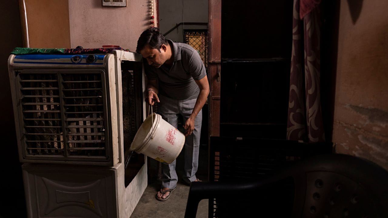 ગંદકી જમા થવાથી હવાનો પ્રવાહ ઓછો થાય છે, તેથી સારી ઠંડક માટે પાણીની ટાંકી પણ સ્વચ્છ રાખવી જોઈએ. વધુમાં, તમારી જરૂરિયાતો અનુસાર કુલરની ગતિને સમાયોજિત કરો. યોગ્ય જાળવણી અને યોગ્ય ઉપયોગ સાથે, કુલર ઓછા પાવર વપરાશ સાથે પણ સારી ઠંડક પ્રદાન કરી શકે છે. Credits: Getty Images