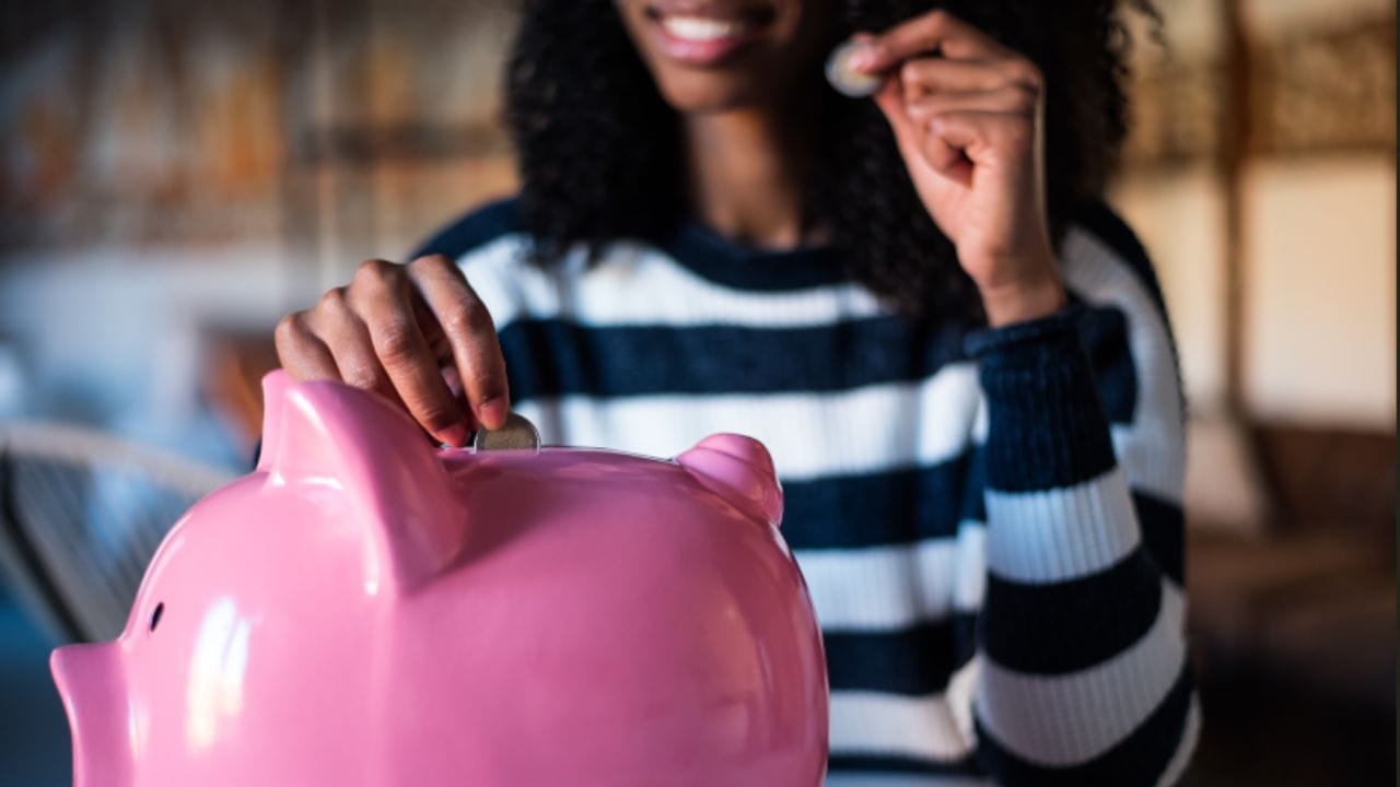 જો તમે દર મહિને થોડી રકમ બચાવીને નોંધપાત્ર ભંડોળ બનાવવા માંગતા હો, તો મ્યુચ્યુઅલ ફંડમાં સિસ્ટમેટિક ઇન્વેસ્ટમેન્ટ પ્લાન (SIP) સૌથી અસરકારક સાધન છે. લાંબા ગાળા માટે દર મહિને થોડી રકમનું રોકાણ કરીને, તમે સમય જતાં ઉત્તમ વળતર મેળવી શકો છો. (ફોટો ક્રેડિટ-AI)